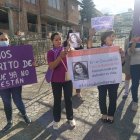 El colectivo de mujeres se concentró afuera de las instalaciones del comando policial de Loja.