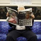 Un hombre lee un periódico con la noticia de la muerte de la reina Isabel II en portada, este viernes en Londres.