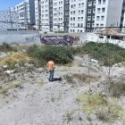 Indigentes. Personas de varias edades ingresan al terreno para consumir drogas. No hay cerramiento ni puerta, por lo que también es usado como guarida de ladrones.