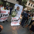 Compañeros y colegas se reunieron alrededor de una gigantografía con la imagen del fiscal.