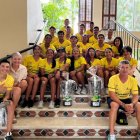 El equipo con las copas del torneo de Naciones y la de Clubes.