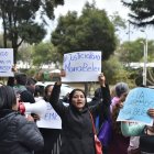 En los exteriores de la Comandancia General de la Policía, mujeres protagonizaron una protesta. La mamá de Bernal estuvo presente