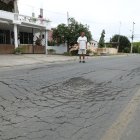 Calle H. Una de las calles más afectadas por hundimientos es la H, entre la avenida Guayaquil y Jaime Roldós, donde es evidente el deterioro del asfalto.