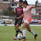 Danna Pacheco (i) y Ámbar Torres durante la primera final de la Superliga femenina que se disputó en el estadio de Sangolquí