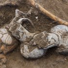 Vasos destinados a acompañar al muerto en el más allá encontradas en un yacimiento de tumbas cananeas de Tel Yehud (Israel).