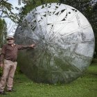Expresionismo. El escultor Jesús Cobo, muestra una de sus lunas, que quedará ahora expuesta en una plaza de los Andes de Ecuador.