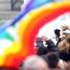 Foto archivo papa Francisco con bandera de la comunidad LGTBIQ