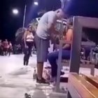 Captura de video en el quedó captada la agresión de un hombre a una mujer. El sujeto es policía en servicio activo, según la institución de seguridad.