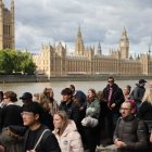 Ciudadanos esperan para dar el último adiós al féretro de Isabel II en la capilla ardiente instalada en el Westminster Hall del Parlamento británico.