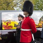 El féretro con la reina Isabel II entró en la que ha sido su residencia más habitual y desde ahí se dirigió a la Capilla de San Jorge.