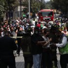 Personas permanecen en las calles hoy, después de activarse la alerta sísmica en la Ciudad de México (México). Un sismo de magnitud preliminar 7,4.