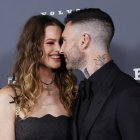 Behati Prinsloo y Adam Levine.