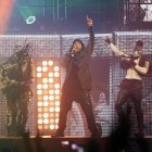 Fotografía de archivo en la que se registró una presentación del cantante puertorriqueño Don Omar (c), en San Juan (Puerto Rico).