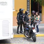 Operativos. Los uniformados realizan rondas por diferentes puntos e inspeccionan a personas que tengan apariencia sospechosa.