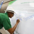 Compromiso. Con su firma, varias entidades y la comunidad apoyan el rescate de la cuenca del río Daule.