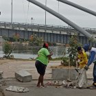 En el sector de la Nueva Ciudad de la isla Trinitaria, los habitantes salieron con escobas y otros utensilios para la limpieza del área.