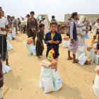 Imagen de archivo de personas que recogen ayuda alimentaria en la provincia norteña de Saada, Yemen. EFE/EPA/YAHYA ARHAB