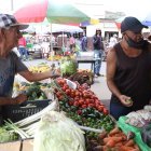 Queja. Los clientes dicen que de Montebello viene el alimento caro.
