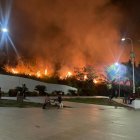 El fuego alertó a los moradores que observaban con temor el avance de las llamas