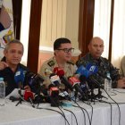 El ministro del Interior, Patricio Carrillo, ofreció una rueda de prensa en una instalación policial de Quito.