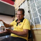 Ramón Espinoza, jubilado, explica cuáles son los medicamentos que necesita ingerir a diario y que no recibe en el IESS.