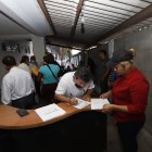 Los precandidatos, a último momento, llenaban documentación en cualquier espacio disponible para culminar el proceso de inscripción.