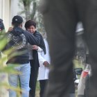 La madre de María Belén Bernal, en los exteriores de la morgue de la Policía Nacional.