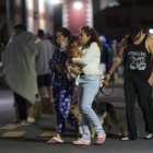 Personas permanecen en las calles después de registrarse un terremoto la madrugada de este jueves en la Ciudad de México (México).