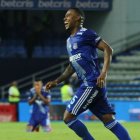 Dixon Arroyo no logró terminar el partido contra Barcelona por doble amarilla.