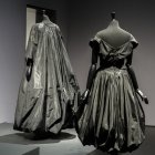 Vista de unas creaciones de Cristóbal Balenciaga este jueves en La Haya.