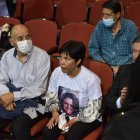 Elizabeth Otavalo durante la capilla ardiente de su hija.