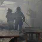 Tareas. Miembros del Cuerpo de Bomberos acudieron a atender una emergencia en el centro de Quito.