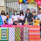 Los estudiantes del colegio Canal de Jambelí muestra el material que elaboraron.