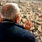 Auschwitz. Arie Pinsker, superviviente, observa la galería acristalada del museo donde hay una montaña de zapatos que pertenecieron a las víctimas del campo que van a ser conservados en el museo.