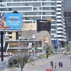 Juntas. En la avenida Naciones Unidas las pancartas son dispuestas indistintamente, incluso hay carteles que penden de postes y paredes.