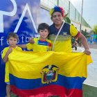 Darwin Bermeo, junto a sus hijos Gabriel y Elías llegaron desde Noruega para ver el partido en Murcia.