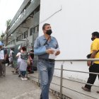 Tomás Arellano, afiliado al IESS, lleva más de un año esperando que le realicen una operación del hombro.