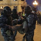 Una persona es detenida, mientras protestaba en Rusia por el llamado de Putin a la movilización parcial de los reservistas para ir a Ucrania.