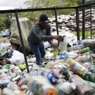 Salvador Salas estiba botellas llenas de plástico reciclable, el 9 de septiembre de 2022, en Ciudad de Panamá (Panamá). Bienvenido Velasco /EFE