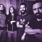 La banda está conformada por Santiago Romero (voz), Mauricio Vega (bajo), Juan Pablo Flores (guitarra) y Juan David Cevallos (batería).
