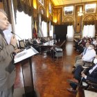 Exposición. Melvin Hoyos resaltó la obra escrita por el historiador Julio Estrada Ycaza, motivo del conversatorio.