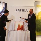 Medellín. Marc Buil, director de la editorial, muestra libro.