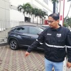 El fiscal Cesar Peña en el lugar donde fue encontrada el arma de juguete que lanzaron personas que se movilizaban en moto esto.