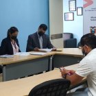 El delegado de la Defensoría en Guayas, Francisco Del Pozo, llegó a la unidad hospitalaria para realizar un recorrido en las bodegas.