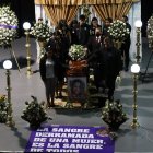 Familiares y amigos asisten al velorio de la abogada María Belén Bernal.