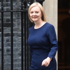 London (United Kingdom), 23/09/2022.- Britain"s Prime Minister Liz Truss (L) departs 10 Downing Street ahead of a statement in parliament, in London, Britain, 23 September 2022. Chancellor of the Exchequer Kwasi Kwarteng will make a fiscal statement announcing a radical shift in the UK"s economic policy. (Reino Unido, Londres) EFE/EPA/NEIL HALL
