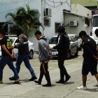 Tres hombres de entre 18 y 32 años fueron detenidos por su presunta implicación en las denominadas ‘vacunas’.