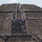 Imagen de archivo de cientos de personas en la zona arqueológica de Teotihuacán (México). EFE/Madla Hartz