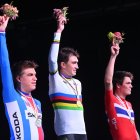 Yevgeniy Fedorov (c) comandó la clasificación final de la competencia.