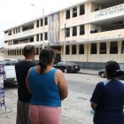 Guayaquil. Tras enterarse de lo ocurrido, varios padres acudieron hasta el plantel para esperar a sus hijos.